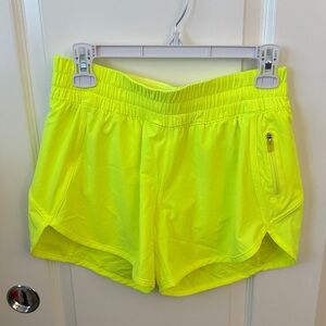 Lululemon Tracker Short V 4” - 8 - Highlight Yellow